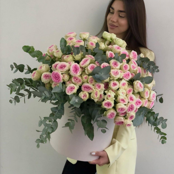 КОРОБКА С ПИОНОВИДНЫМИ РОЗАМИ